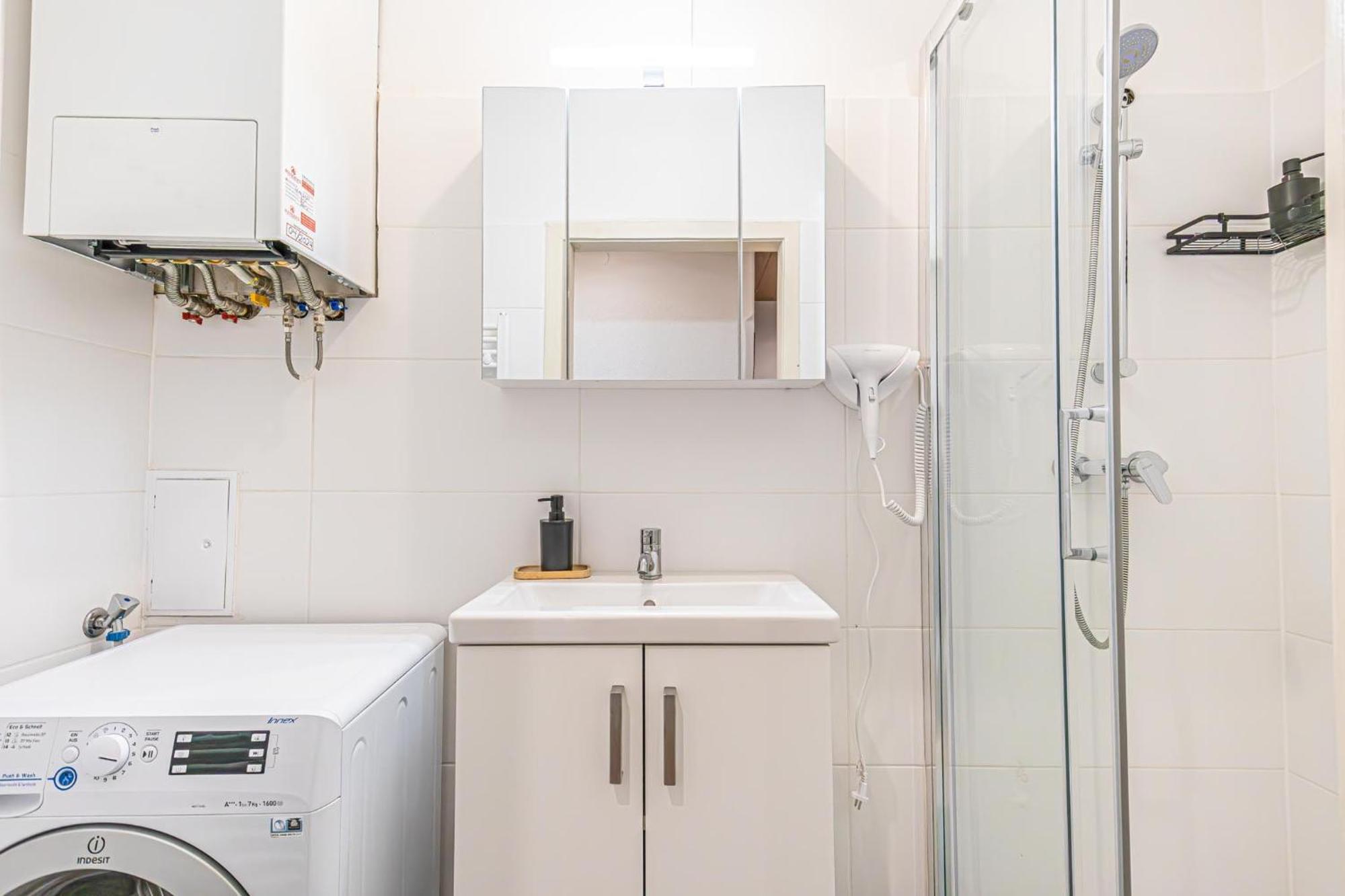 Stylish 2br For 5p Location Apartment Wien